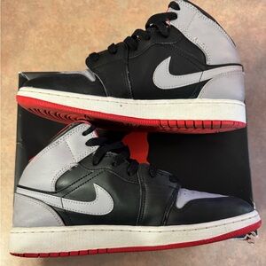 AIR JORDAN 4 RETRO (GS)
OFF WHITE/MILITARY BLUE
BLANC CASSE/BLEU MILITAIRE